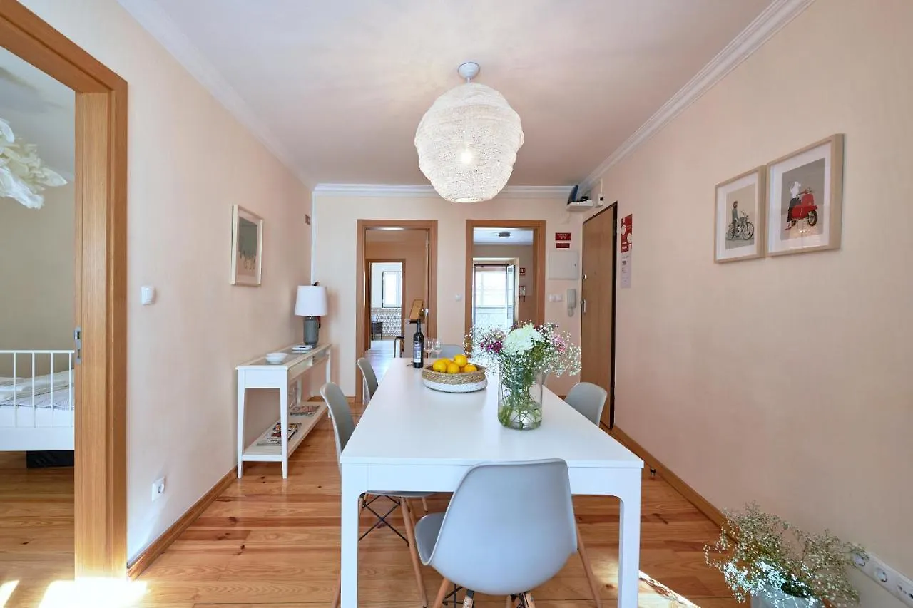 Renovated And Spacious Duplex Apartment With Patio, By Timecooler Lisboa Portugal